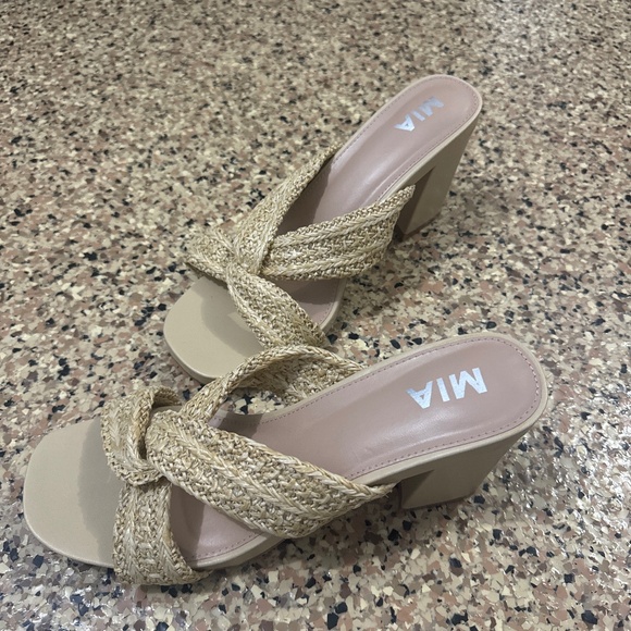 Tan heels - Picture 1 of 4